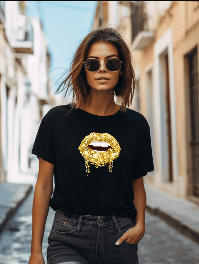 GOLDEN LIPS FITTED TEE - BLACK - TONED